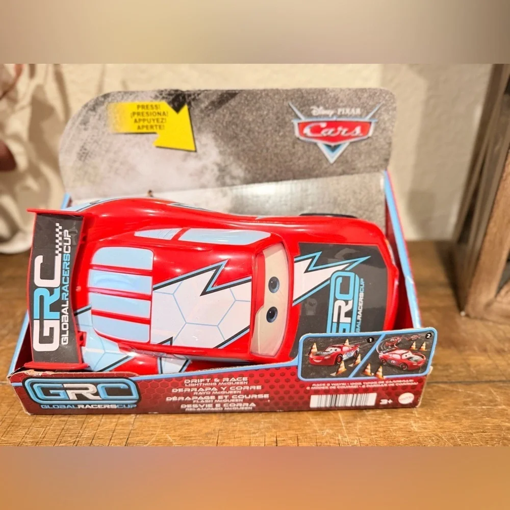 Disney and Pixar Cars Global Racers Cup Drift and Race Lightning McQueen Toy